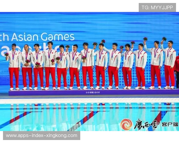 水球选手持球起跳爆发力极强